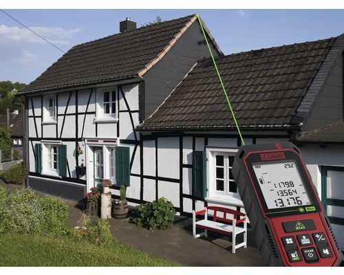 Laserový diaľkomer meria výšku strechy domu