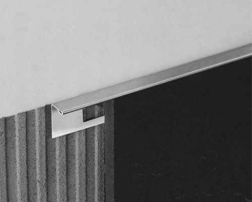 Kovová dlaždicová lišta na stene