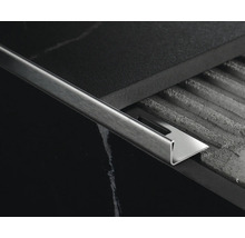 Kovová dlaždicová lišta medzi dvoma dlaždicami