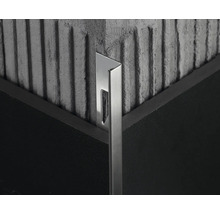 Detailný záber kovovej obkladovej lišty v rohu