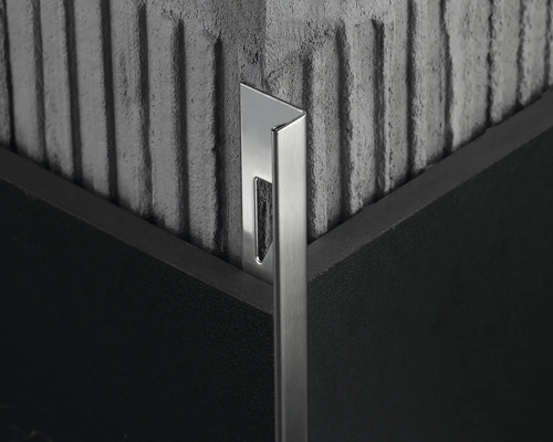 Detailný záber kovovej obkladovej lišty v rohu