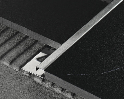 Kovový profil pre obklady medzi dvoma dlaždicami