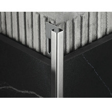 Kovový obkladový profil medzi dvoma dlaždicami