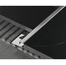 Kovová dlaždicová lišta medzi dvoma dlaždicami