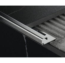 Kovový dlaždicový profil medzi dvoma dlaždicami