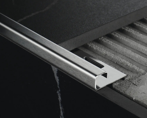 Kovový dlaždicový profil medzi dvoma dlaždicami