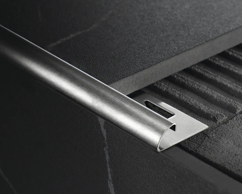 Ukončovací profil pre dlaždice z kovu