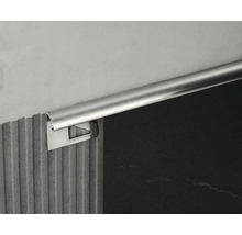 Kovový dlaždicový profil na stene a dlaždiciach