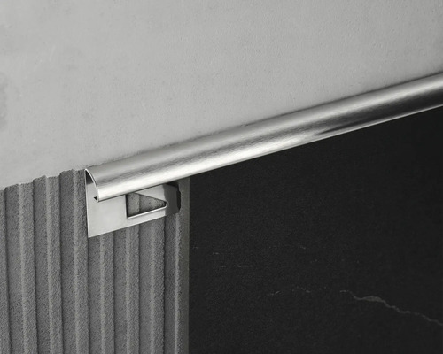 Kovový dlaždicový profil na stene a dlaždiciach