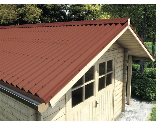 Záhradná búda s červenou vlnitou plechovou strechou
