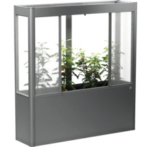 Kovový a plastový vyvýšený záhon s rastlinami