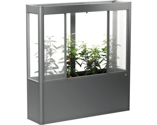 Kovový a plastový vyvýšený záhon s rastlinami