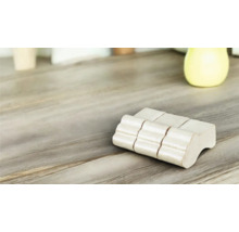 Podložka pod dlaždice z dreva na drevenom stole