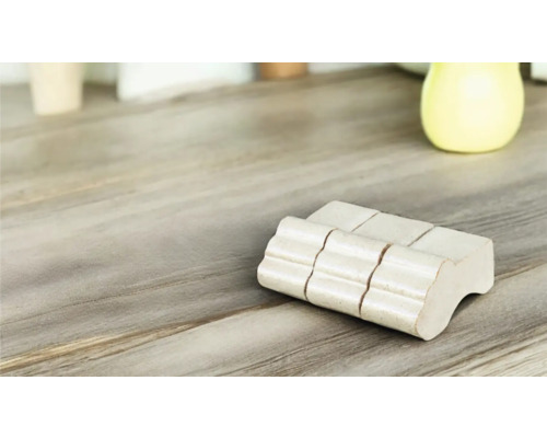 Podložka pod dlaždice z dreva na drevenom stole