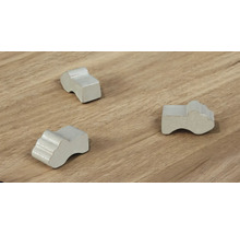 Tri klzáky na nábytok na drevenej podlahe