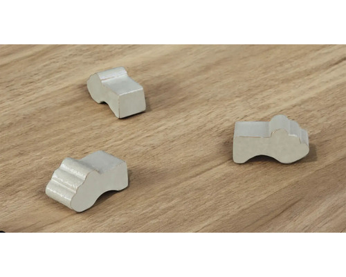 Tri klzáky na nábytok na drevenej podlahe