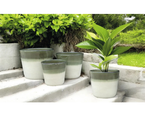 Kvetináče rôznych veľkostí na schodoch vo vonkajšom prostredí.