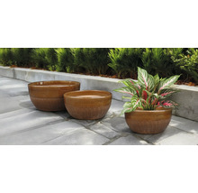 Tri keramické kvetináče rôznych veľkostí pre záhradu alebo terasu.