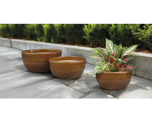 Tri keramické kvetináče rôznych veľkostí pre záhradu alebo terasu.