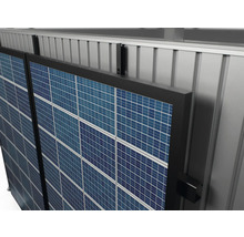 Namontované solárne články na kovovej stene