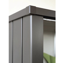 Detailný pohľad na záhradný domček z kovu