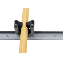 Nástenný držiak s drevenou rukoväťou na uloženie náradia