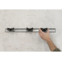 Nástenný držiak na náradie s tromi držiakmi