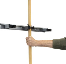 Ruka vkladá drevenú násadu do držiaka na náradie.