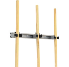 Nástenný držiak s drevenými tyčami na ukladanie náradia