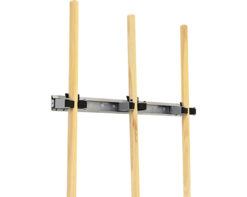 Nástenný držiak s drevenými tyčami na ukladanie náradia