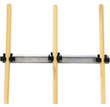 Drevený rebrík s kovovou lištou a čiernymi držiakmi