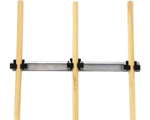 Drevený rebrík s kovovou lištou a čiernymi držiakmi