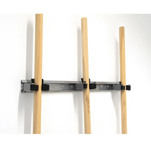 Držiak náradia s drevenými násadami na stene