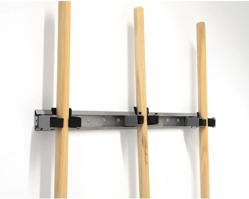 Držiak náradia s drevenými násadami na stene