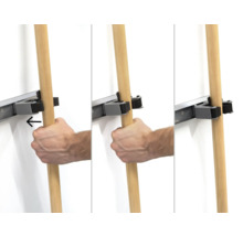 Zobrazenie systému lišty na náradie v prevádzke s rukou zavesujúcou drevenú násadu