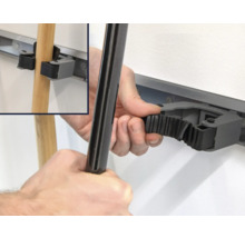 Nástenný držiak s rukou upevňujúcou tyč