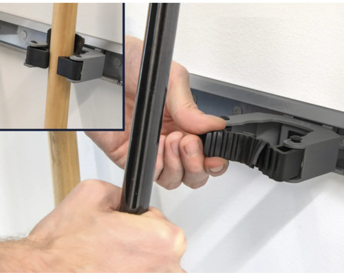 Nástenný držiak s rukou upevňujúcou tyč