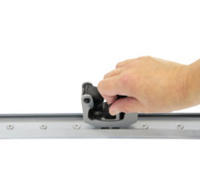 Ruka montuje posuvné dverové vedenie na koľajnicu
