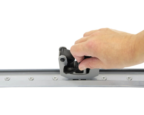 Ruka montuje posuvné dverové vedenie na koľajnicu