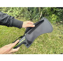 Osoba drží v ruke puzdro na detektor kovov.