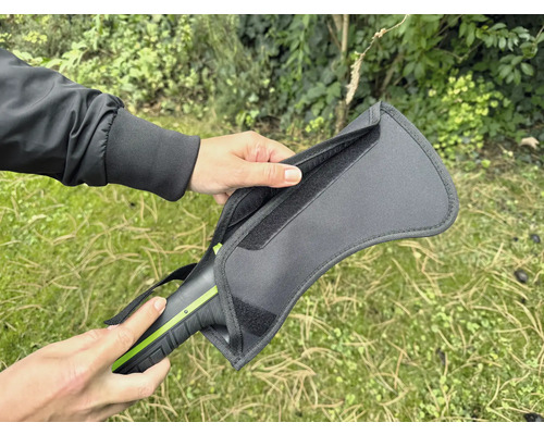 Osoba drží v ruke puzdro na detektor kovov.