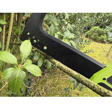 Akumulátorová prerezávacia píla reže konár.