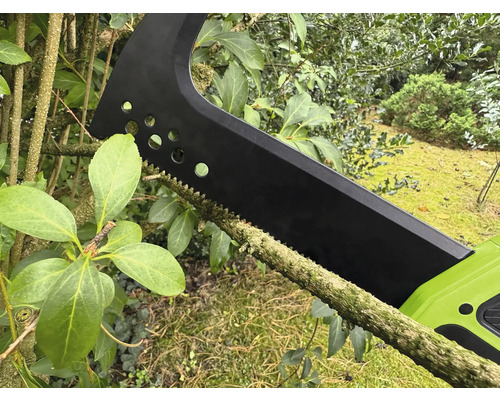 Akumulátorová prerezávacia píla reže konár.