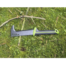 Záhradná píla s hákom na konáre na trávniku