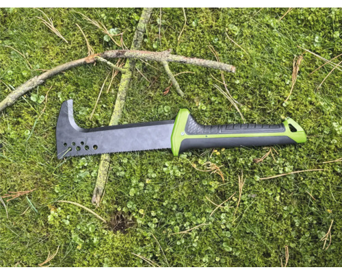 Záhradná píla s hákom na konáre na trávniku