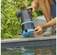 Ponorné kalové čerpadlo Gardena je pridržiavané v rybníku.