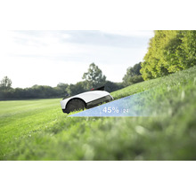 Robotická kosačka na trávniku so sklonom 45 percent