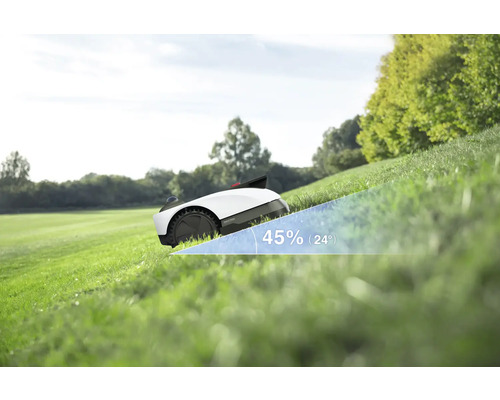 Robotická kosačka na trávniku so sklonom 45 percent