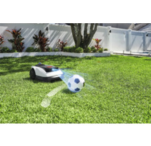Robotická kosačka na trávniku s futbalovou loptou
