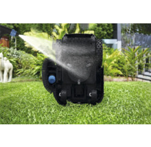 Čistenie robotickej kosačky prúdom vody na trávniku